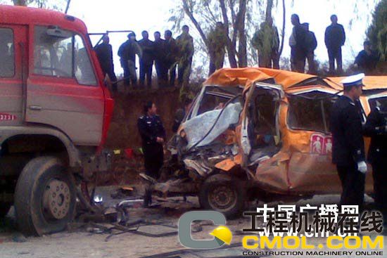 幼儿园校车被撞 已致19人遇难