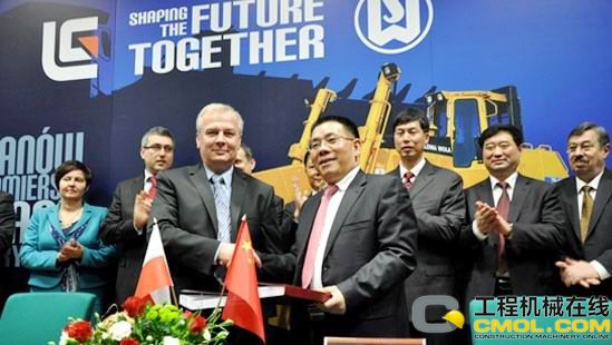柳工股份公司总裁曾光安（前右）与波兰HSW公司总裁克里斯托弗·特洛菲尼亚克在签约仪式上亲切握手。