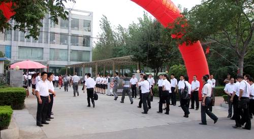 代表参观考察了克瑞集团装备制造业板块塔机生产基地中的长垣生产基地