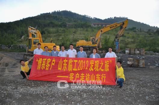 走访组与大客户合影