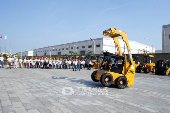 徐工滑移装载机特技演示技惊四座