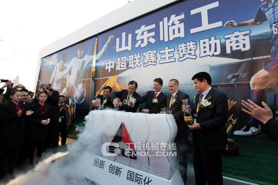 图：2012年上海宝马展，山东临工发布符合欧盟标准的装载机和挖掘机新品