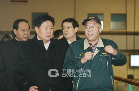 山推副总经理孙甲利陪同参观了推土机事业部总装工厂