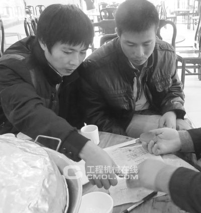 8男持刀斧砸挖掘机抢走手机