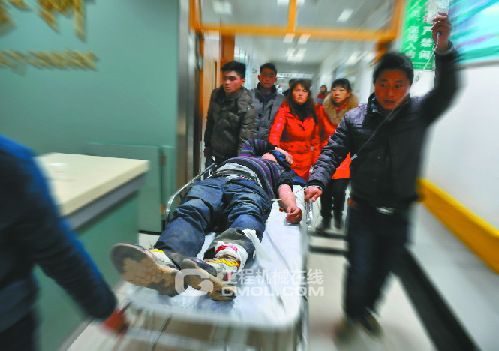 受伤司机被送往义乌市中心医院抢救。