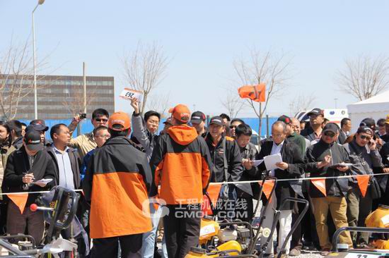 拍卖会采取现场竞拍