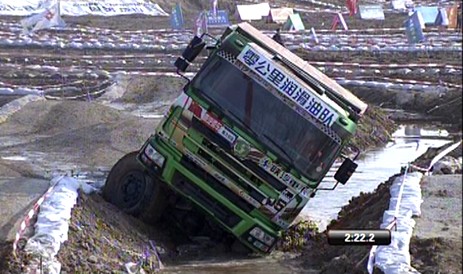 零公里润滑油赛车过起伏路时冲出赛道
