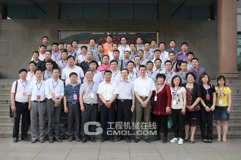 铸造企业及铸造协会领导在开泰办公楼前合影留念