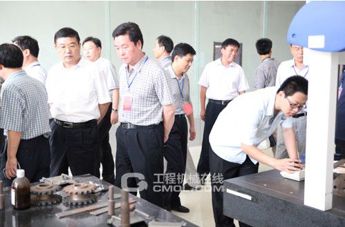 县人大代表参观开泰试验检测中心