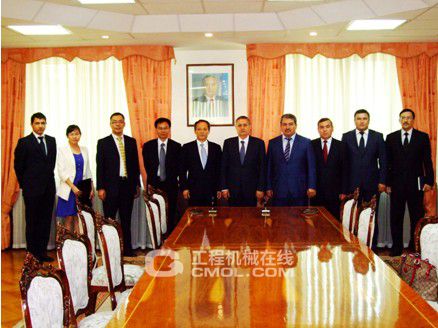 在乌国第一副总理阿济莫夫先生（右5）见证下，王民董事长与乌铁路公司董事长拉马托夫（右4）签订合资协议