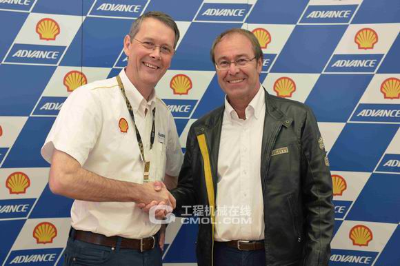 壳牌国际润滑油有限公司市场消费品牌与产品总经理Andrew Hepher 和 杜卡迪车队竞赛部常务董事Bernhard Gobmeier