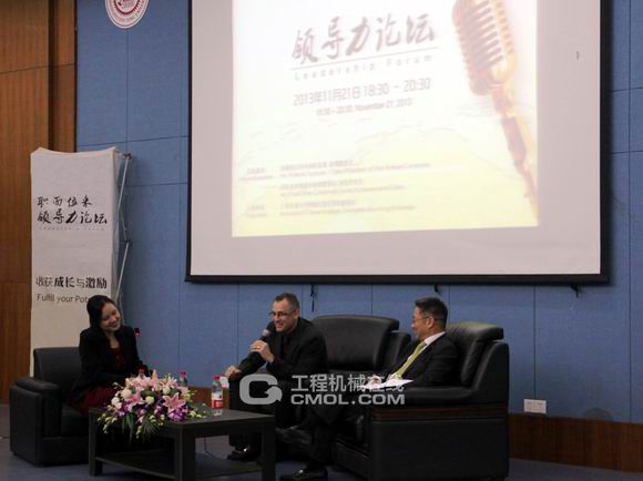 铁姆肯公司中国区总裁施博胜（中）在论坛上与同学们畅谈