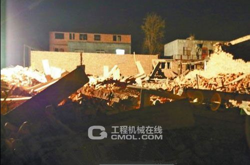 新郑龙湖镇在建4层楼房整体倒塌8人被埋废墟