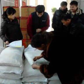 三一为困难员工发放物资