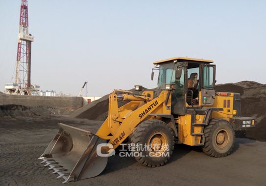 东营用户朱标的空心砖厂坐落在一个新建的钻井平台旁边，该用户于去年买进山推SL30W装载机，使用情况一直很好。