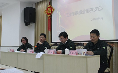 奇瑞迪凯工作人员为客户详细介绍”R”系列产品