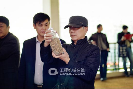 客户认真观摩VU系统生产的砂石样品
