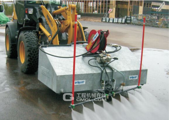 由装载机加装道路高压水清洗设备，对在施工广场进行高压清洗作业：