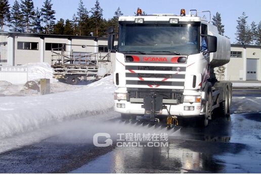 对厂区道路、广场进行清洗作业: