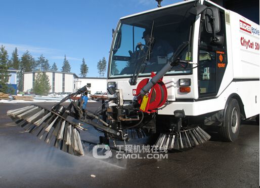 对厂区道路、广场进行清洗作业: