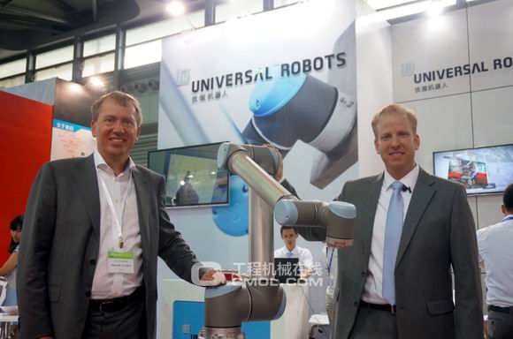 Universal Robots(优傲机器人)公司首席执行官Enrico Krog Iversen和优傲机器人(上海)有限公司总经理James Taylor