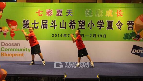 学生们带来了文艺节目