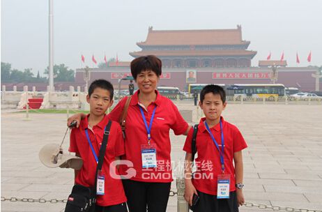 夏令营师生们红衣黑裤的着装在人群中时隐时现