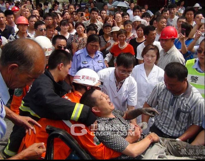 29日下午,记者从收治司机的扬州苏北医院东区医院获悉，因营救及时，该司机没有生命危险，目前因身体多处骨折和胸部外伤在医院胸外科病房住院治疗。