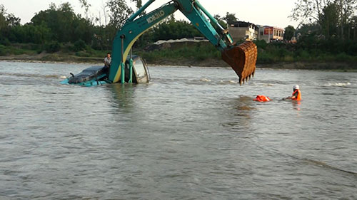 挖掘机“失足”坠河两人被困 消防员生死营救
