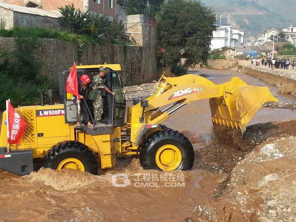 徐工装载机在鲁甸参与救援，疏通河道，防止暴雨引发洪水泥石流
