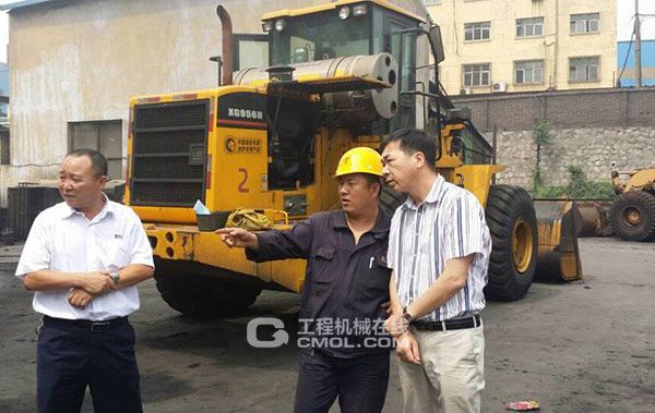 厦工高级副总裁陈天生专门带队调研XG956HLNG天然气装载机的工作情况
