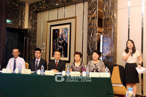 日立建机株式会社的领导山田尚义先生与日立建机（上海）有限公司的高层代表徐慧宝女士、日立建机经销商总代表沈红霞女士