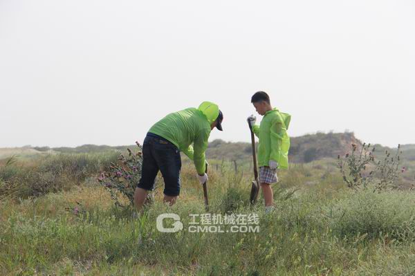 日立建机公益林志愿者植树活动进行中