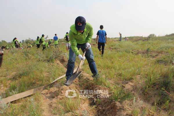 日立建机公益林志愿者植树活动进行中