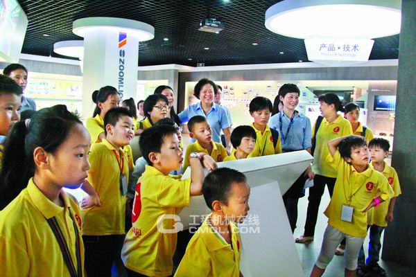 孩子们参观中联重科工程起重机主题馆