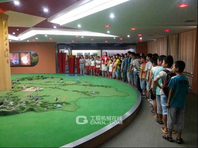 希望小学毕业生在红色馆内参观