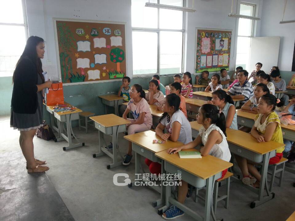 日立建机志愿者给希望小学学生上英语课