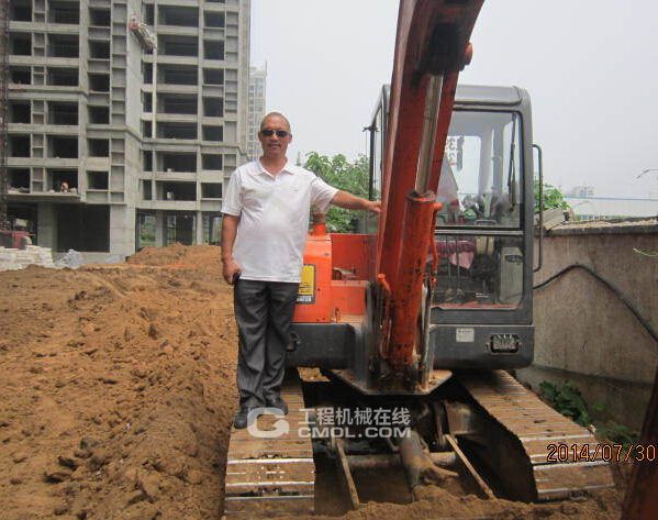 斗山挖机用户王宏伟和他的挖掘机合影
