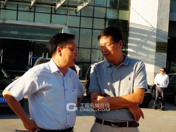 中国卡车大赛组委会主席李上雄先生与福田戴姆勒公司胡会芝书记亲切交谈