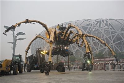 调试中的巨型机械“蜘蛛”。新京报记者周岗峰摄