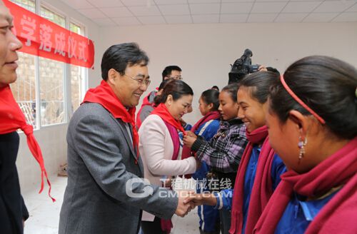 孩子们为远道而来的客人们系上红领巾