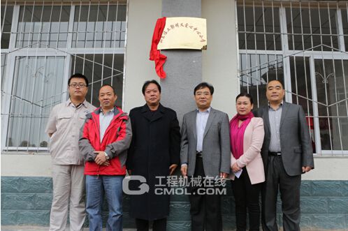 孩子们领到捐赠物资，露出开心的笑容