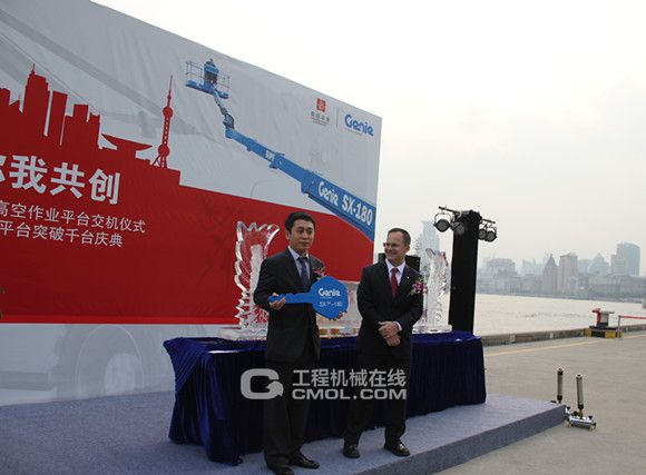 王董开心地接过“吉尼蓝”的钥匙 心花怒放