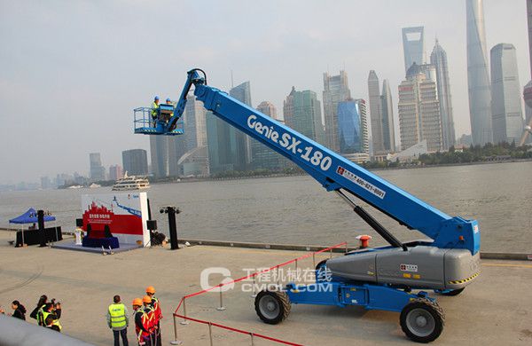 Genie® SX™-180自行式直臂型高空作业平台交机仪式 现场