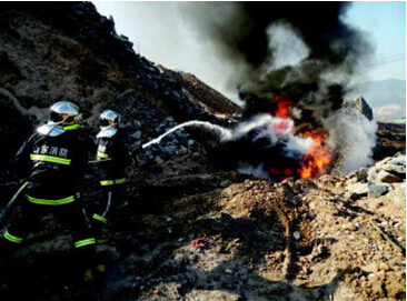 12月2日,淄博最低温降至-9℃,博山经济开发区张庄村一辆挖掘机冻“趴窝”,一把烤油箱的火不慎将挖掘机引燃。
