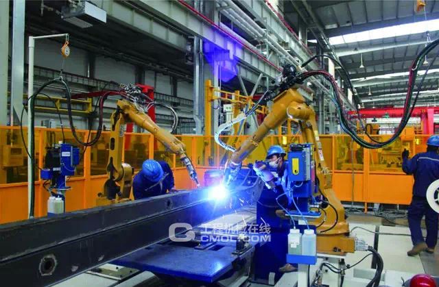 雷萨重机数字化工厂 一体化上装焊接工位