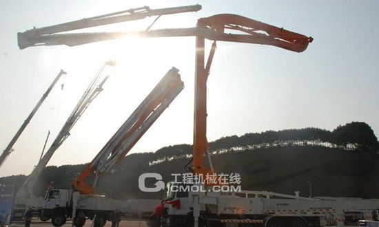 中联重科三桥56米碳纤维臂架泵车