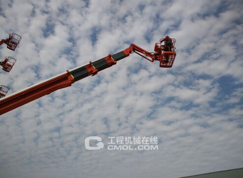客户正在操作GTBZ38J直臂式高空作业平台