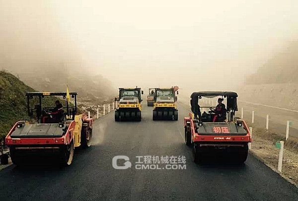上海宏信设备筑路铁军助六六高速公路顺利通车
