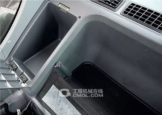 DX500LC-9C挖掘机 便利的储物空间和电源装置